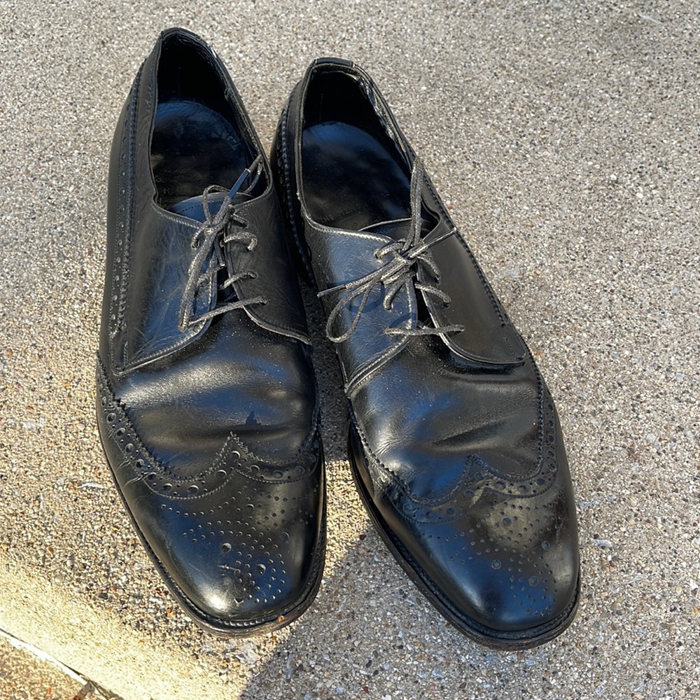 Men’s vintage black wing tip shoes. Size 10 1/2